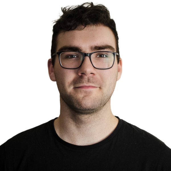 Michael vor grauem Hintergrund